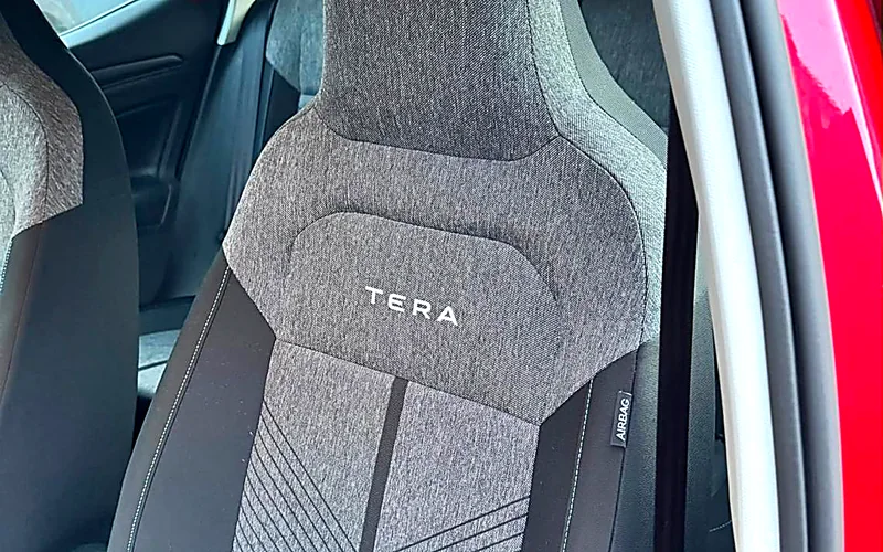Interior del Volkswagen Tera: asiento con el logo TERA bordado